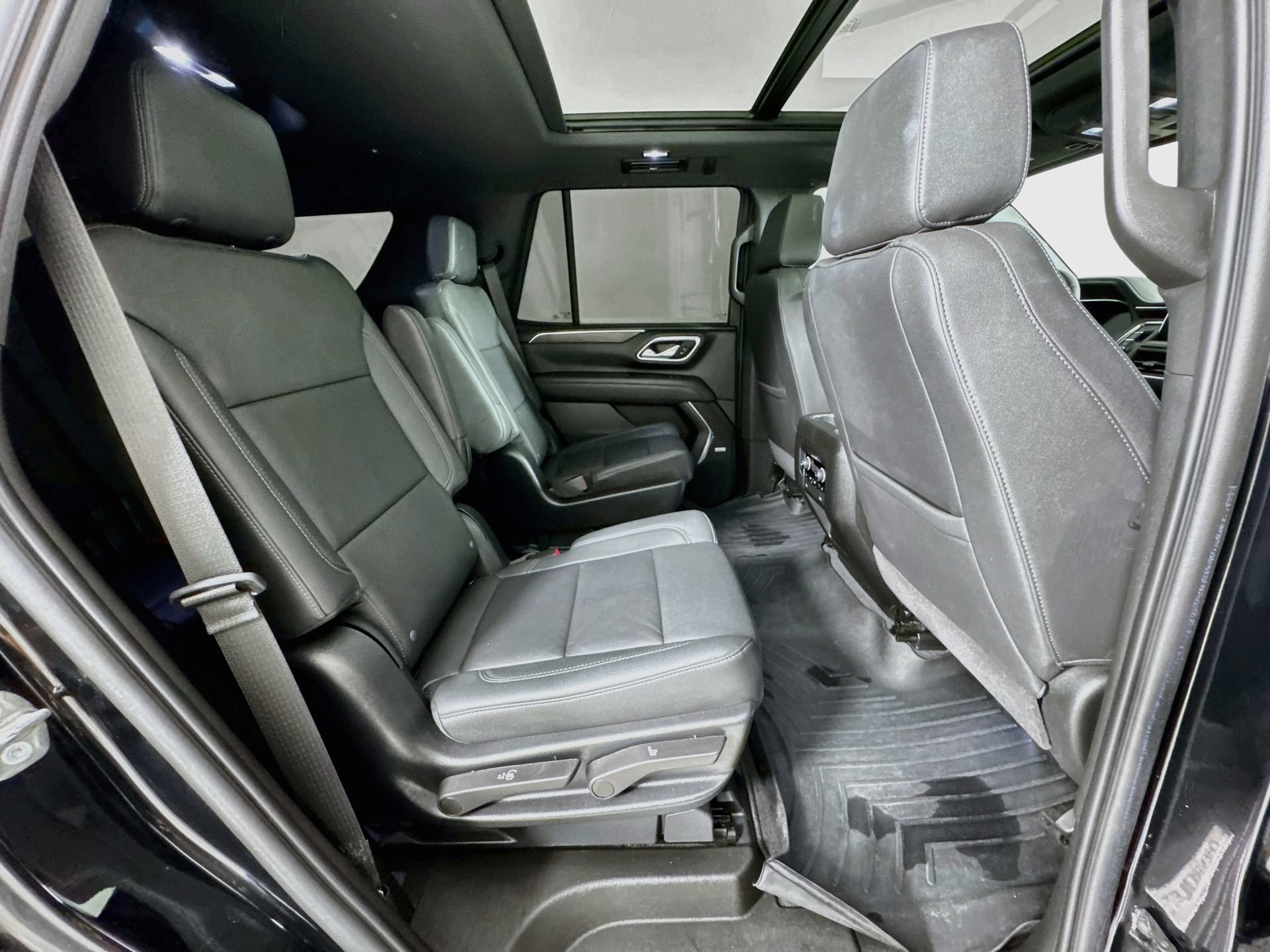 Used 2023 Chevrolet Tahoe Z71 w/ Luxury Package AWD/4WD image 31