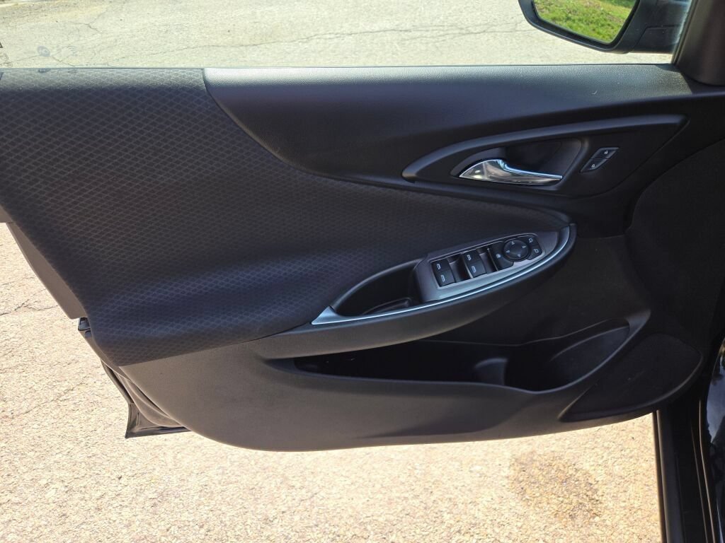Used 2017 Chevrolet Malibu LT FWD image 17