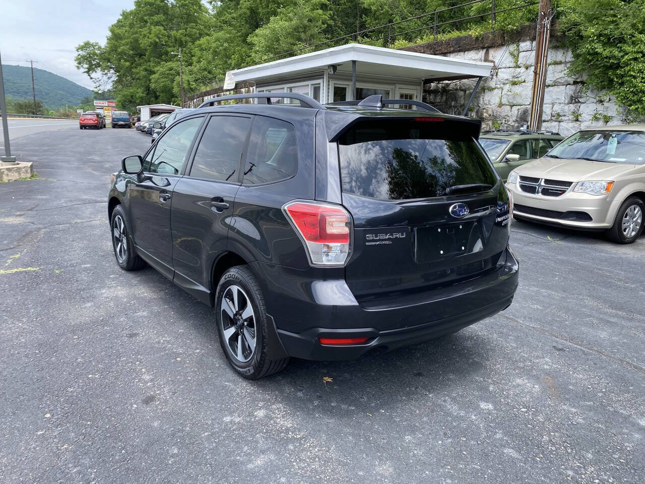 Used 2017 Subaru Forester 2.5i Premium AWD/4WD image 3