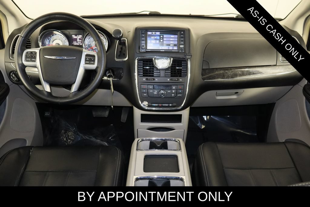Used 2014 Chrysler Town & Country Touring FWD image 9