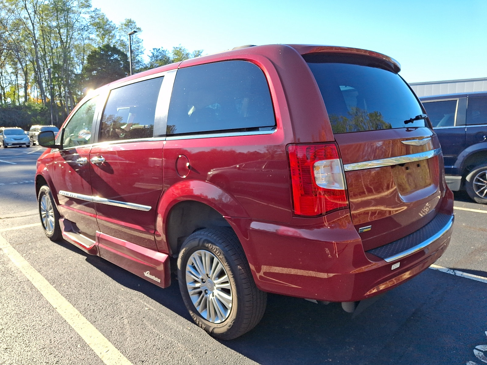 Used 2015 Chrysler Town & Country Touring-L w/ Driver Convenience Group FWD image 3
