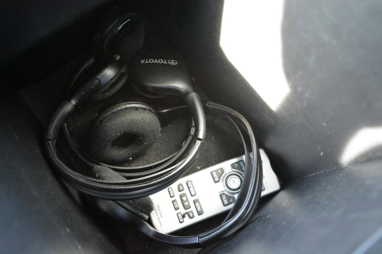 Used 2014 Toyota Sienna XLE w/ Entertainment Package image 28