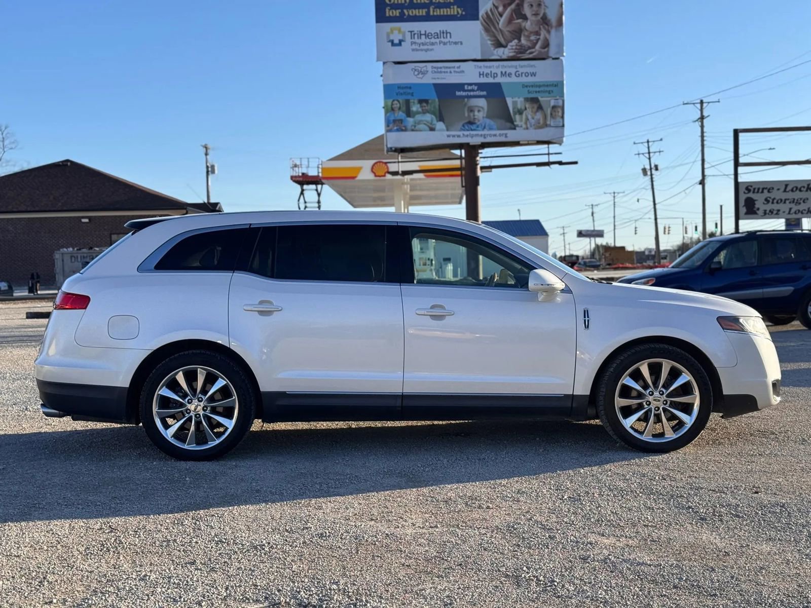 Used 2012 Lincoln MKT AWD image 4