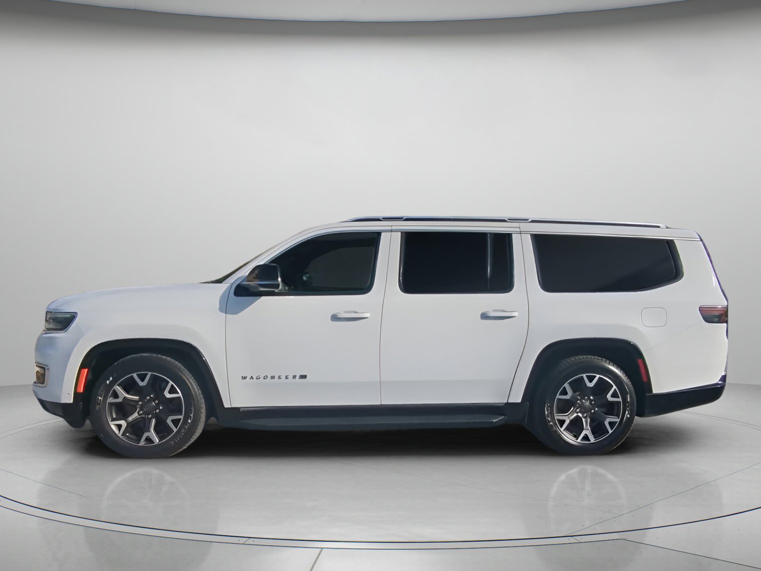 Used 2023 Jeep Wagoneer L Series III w/ Preferred Equipment Group image 12