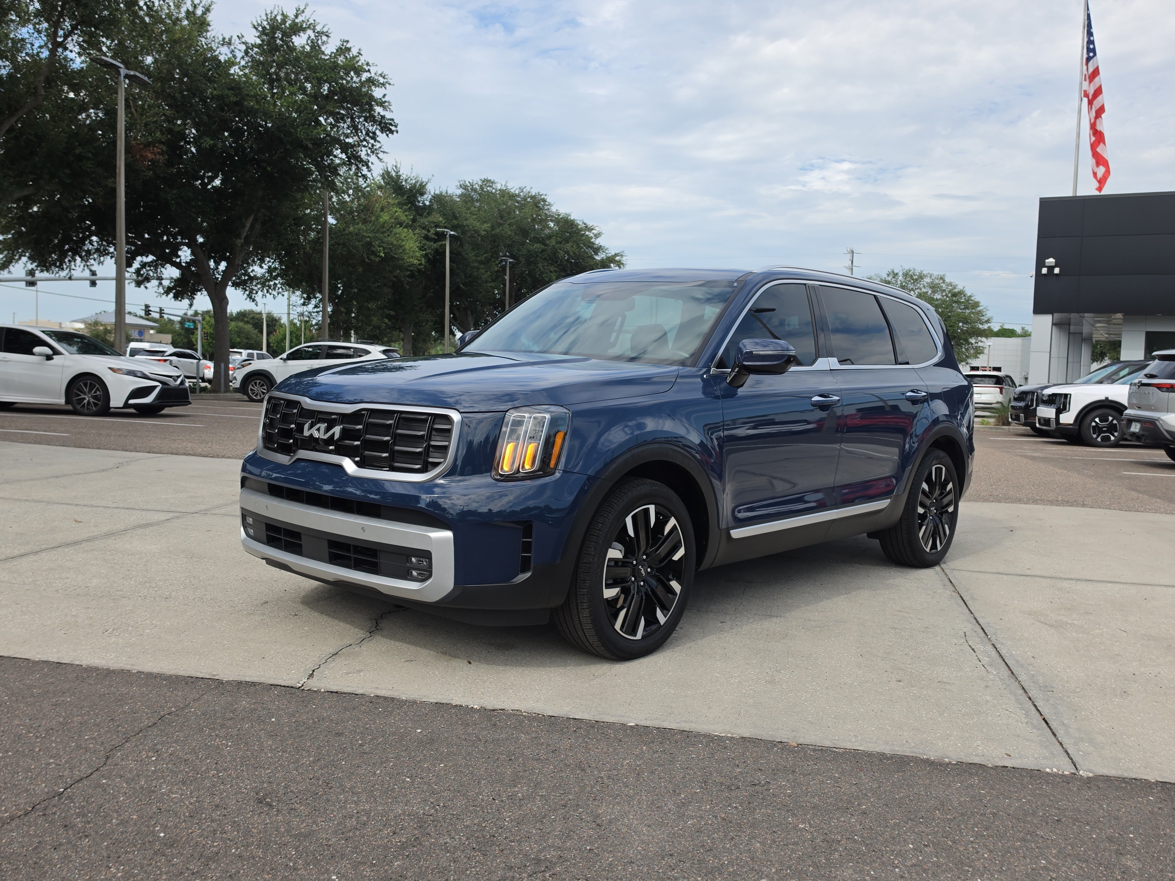 Used 2024 Kia Telluride SX w/ Towing Package FWD image 4