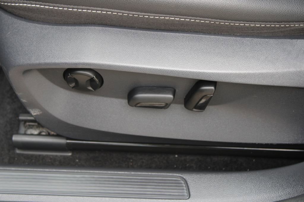 Certified 2023 Volkswagen Taos SE w/ Panoramic Sunroof Package image 10