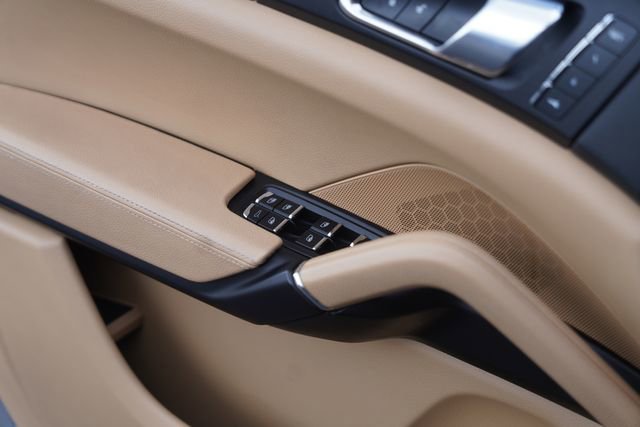 Used 2016 Porsche Cayenne image 30