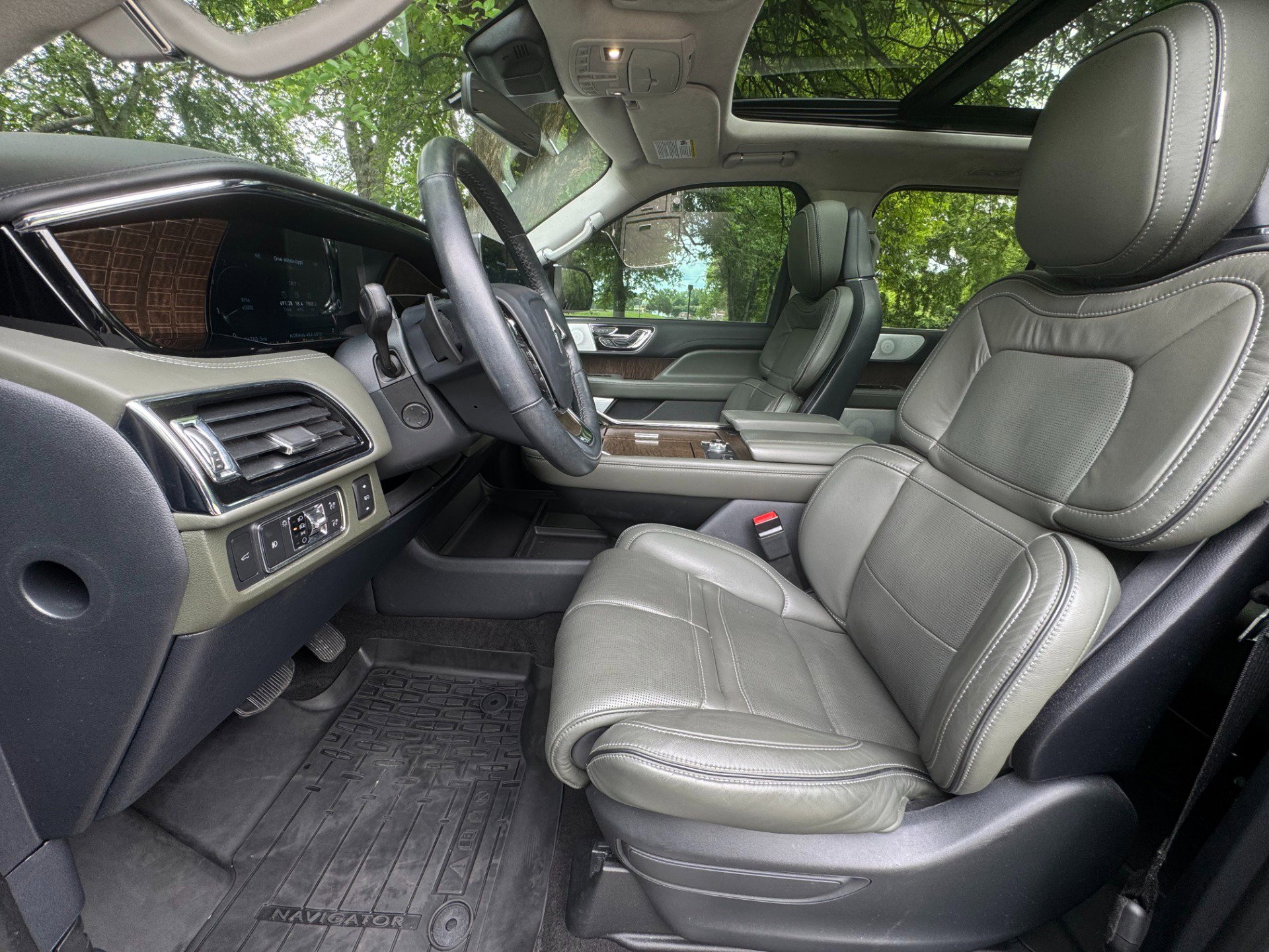 Used 2022 Lincoln Navigator Black Label image 9