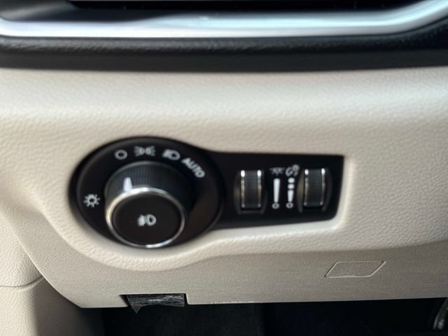 Used 2018 Chrysler Pacifica Touring-L Plus w/ Tire & Wheel Group FWD image 31