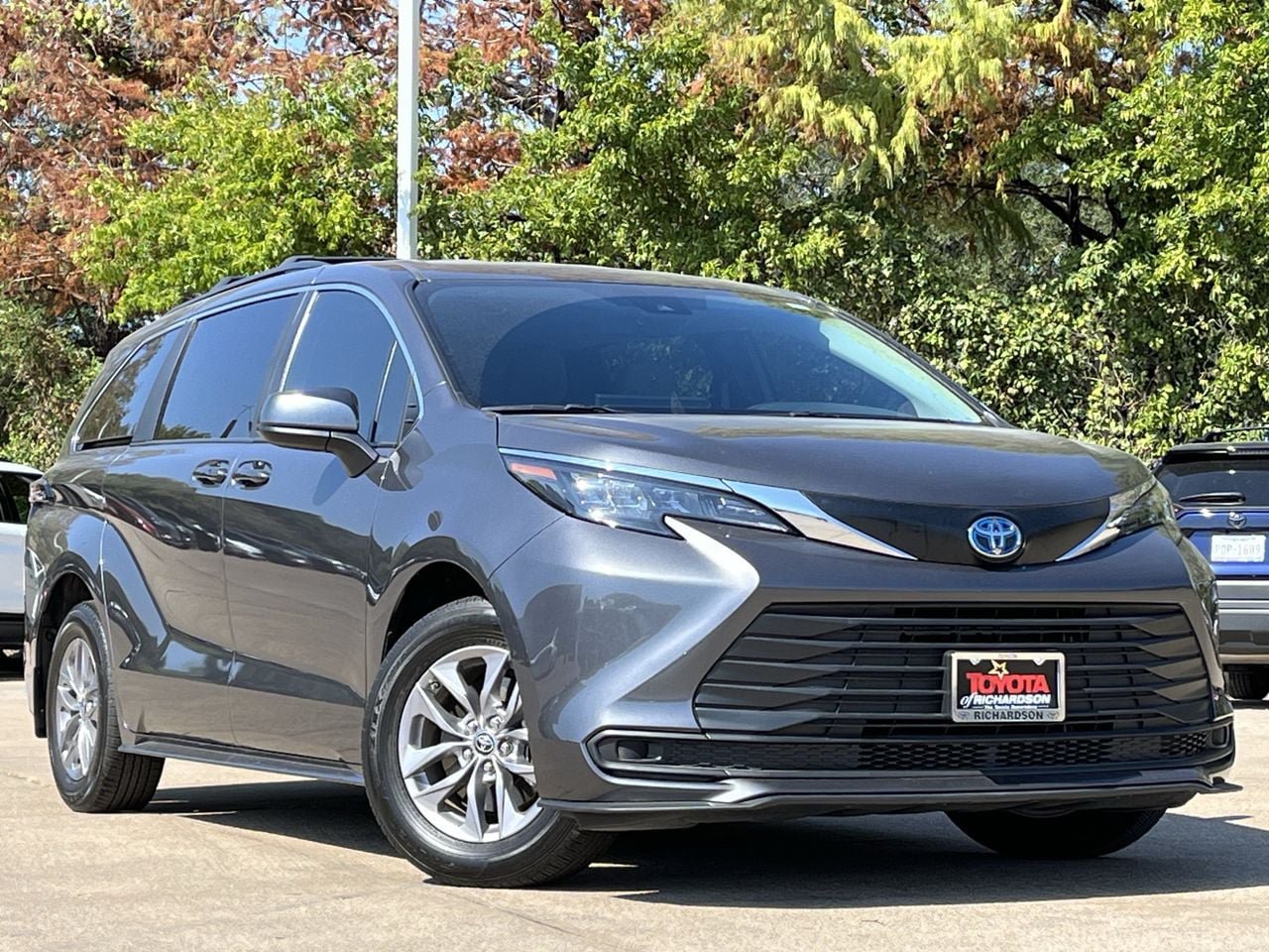 Used 2025 Toyota Sienna LE FWD image 2