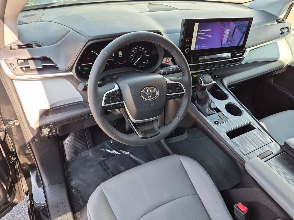 Used 2026 Toyota Sienna XLE FWD image 17