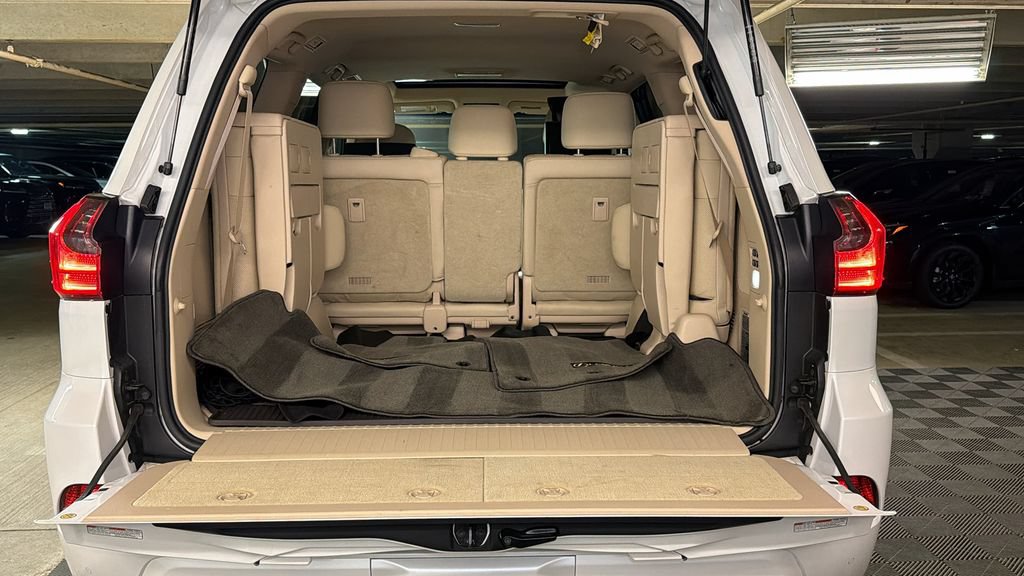 Used 2021 Lexus LX 570 4WD w/ Luxury Package image 15