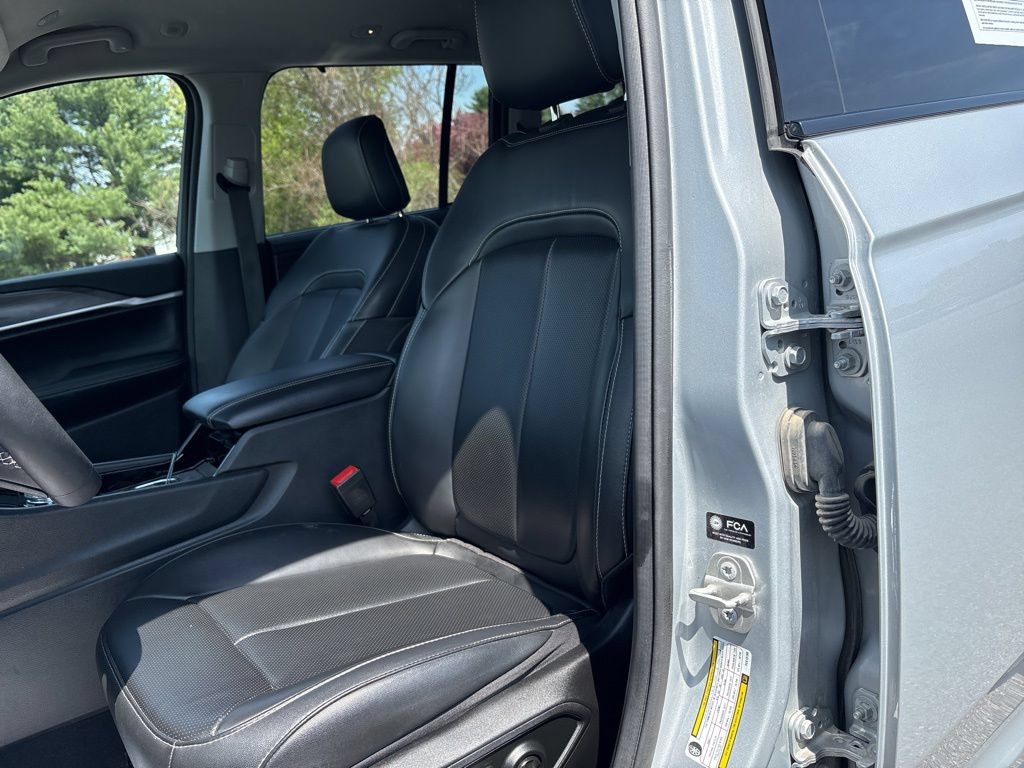 Used 2023 Jeep Grand Cherokee Limited w/ Luxury Tech Group II AWD/4WD image 9