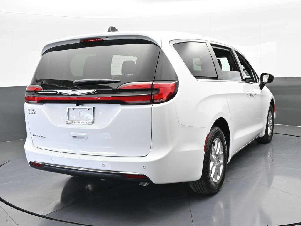 New 2026 Chrysler Pacifica Select image 5