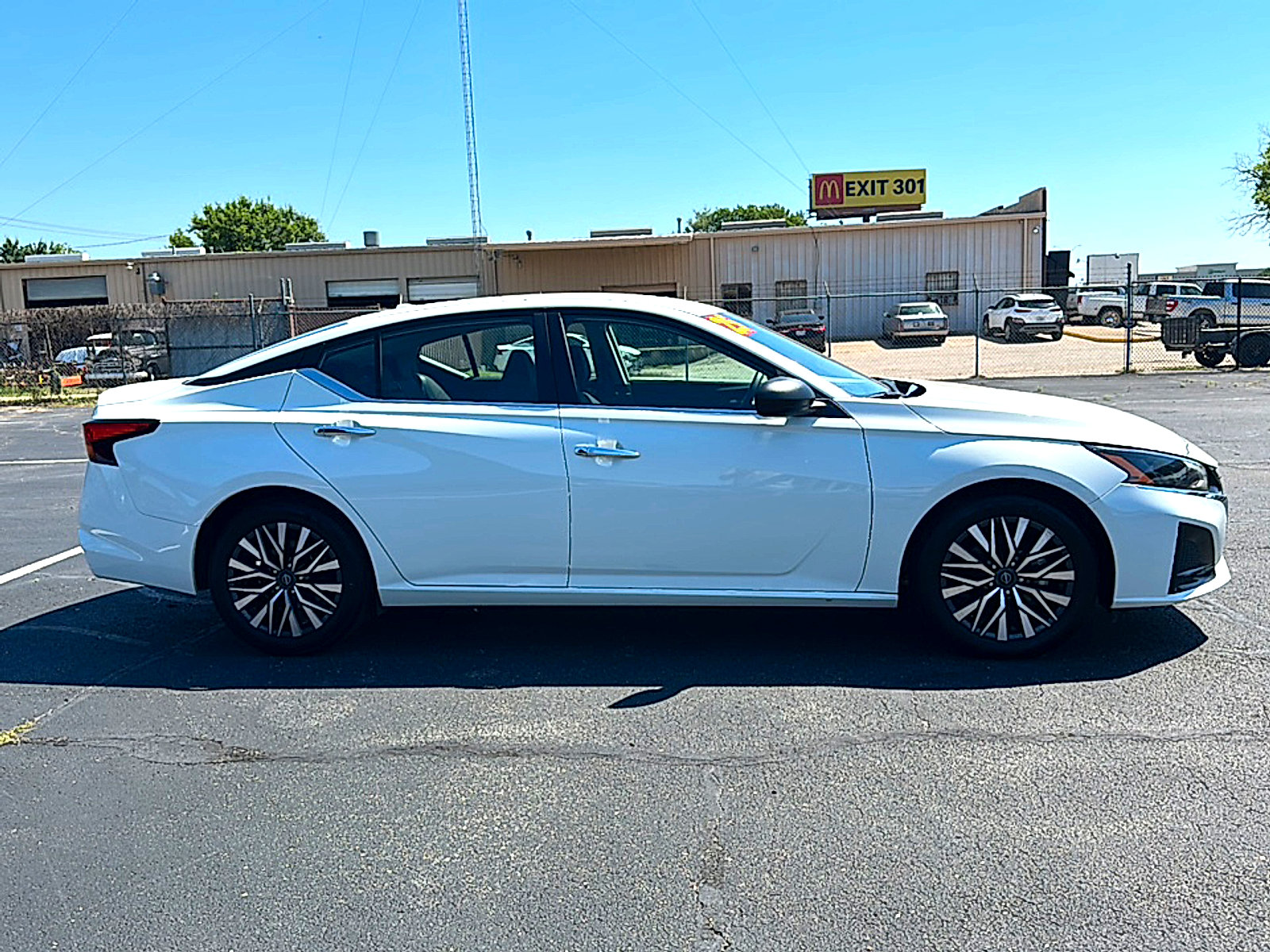 Used 2025 Nissan Altima 2.5 SV FWD image 9