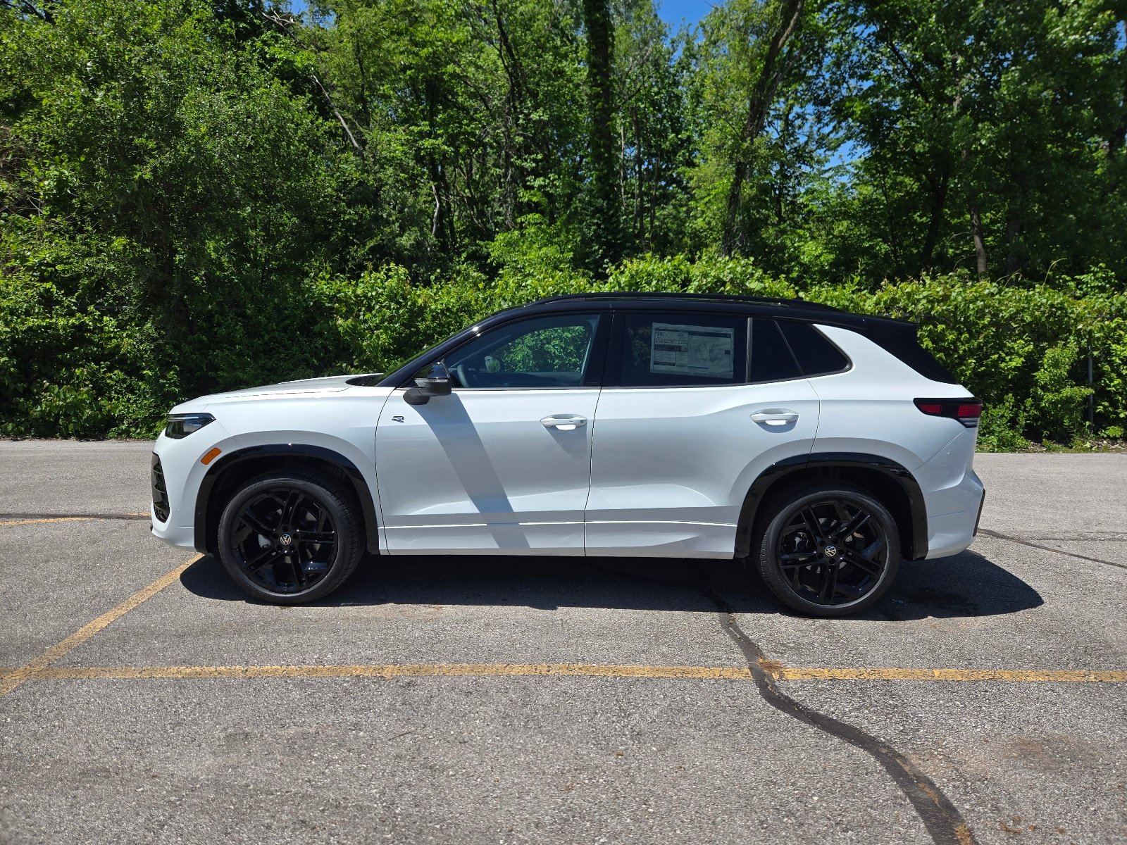 New 2026 Volkswagen Tiguan SE R-Line FWD image 2