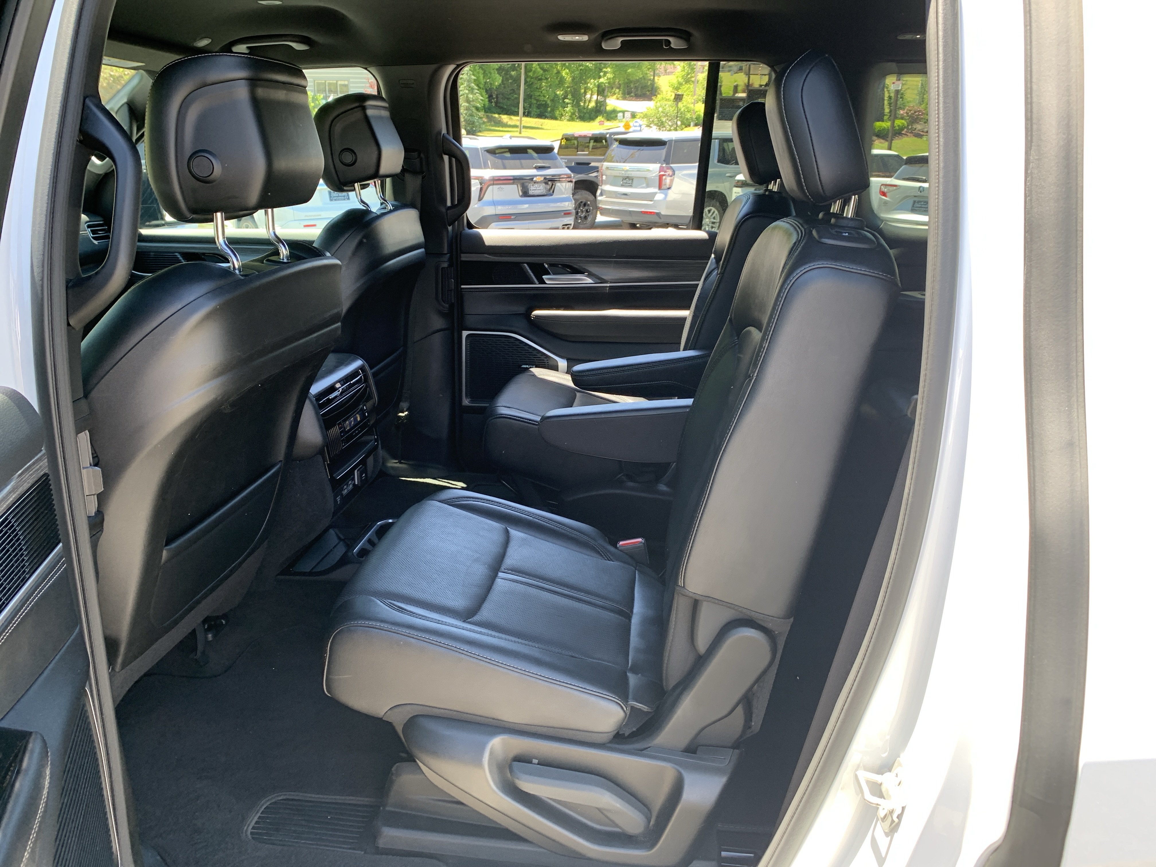 Used 2024 Jeep Wagoneer Series II AWD/4WD image 40