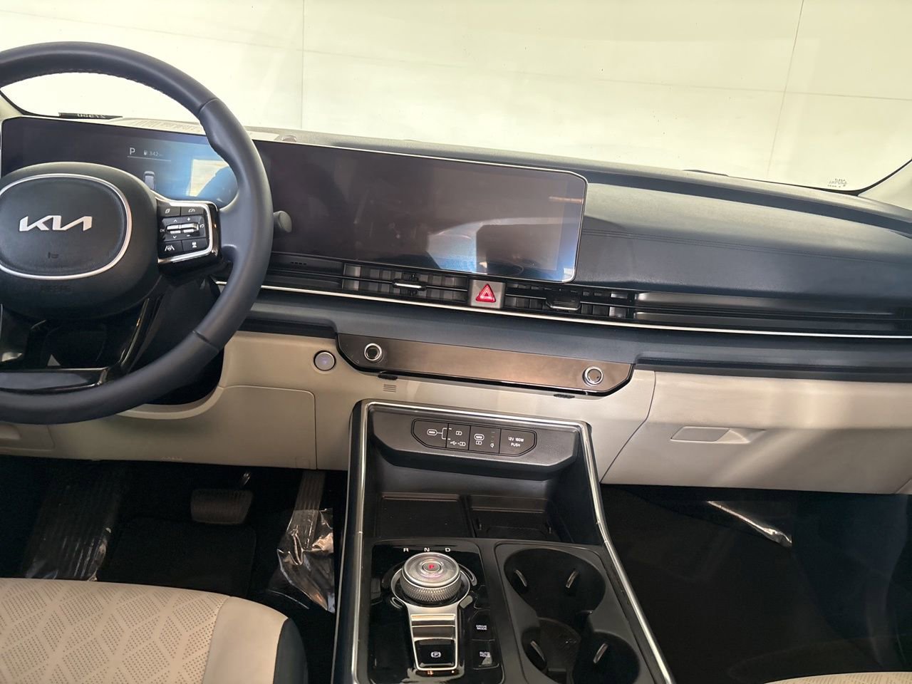 Used 2025 Kia Carnival EX image 19