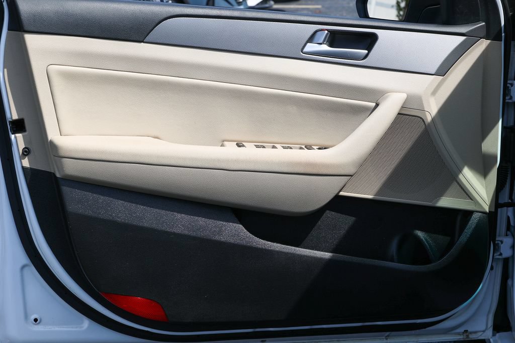 Used 2015 Hyundai Sonata SE w/ Option Group 09 FWD image 4