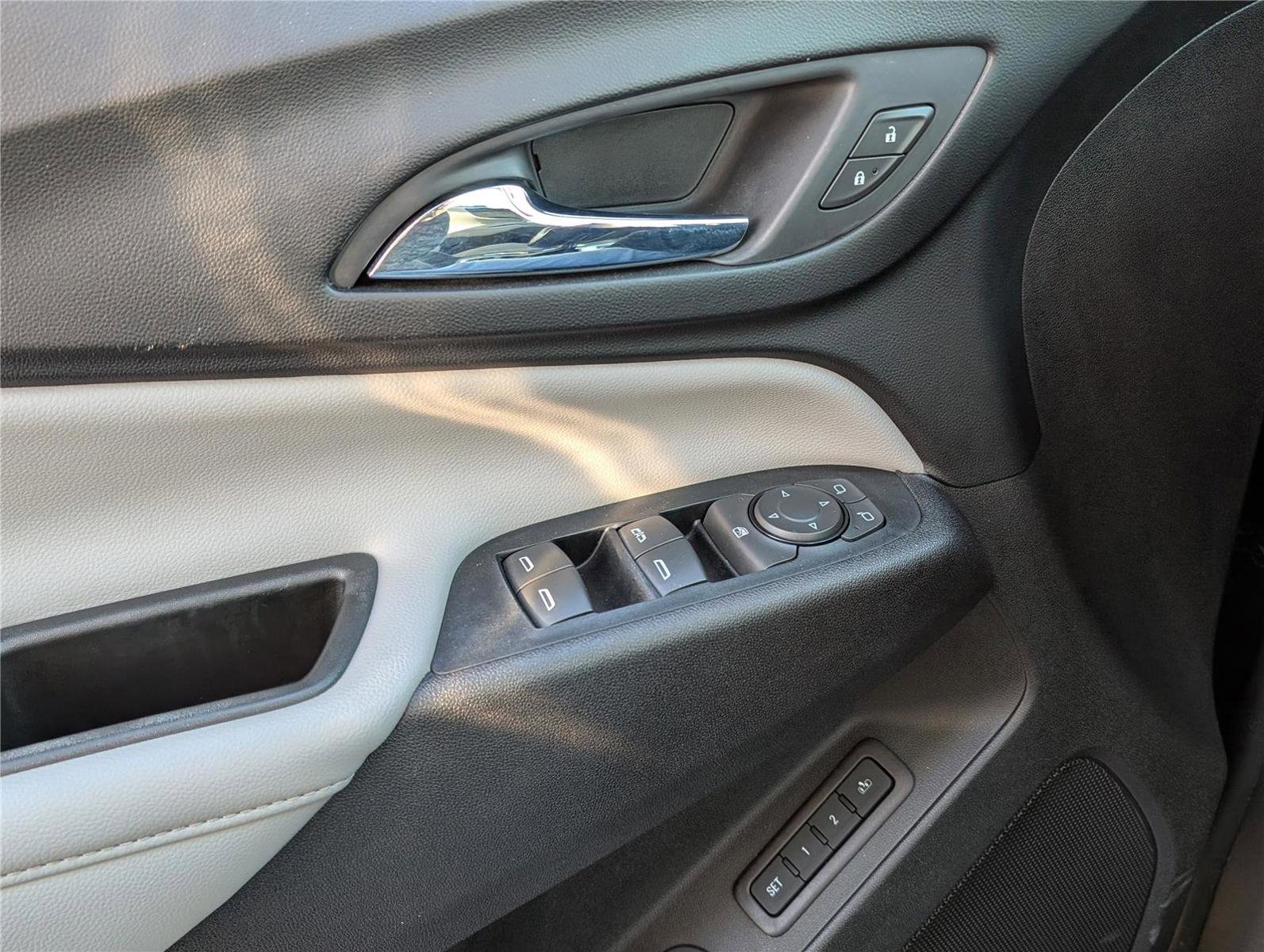 Used 2018 Chevrolet Equinox Premier image 19