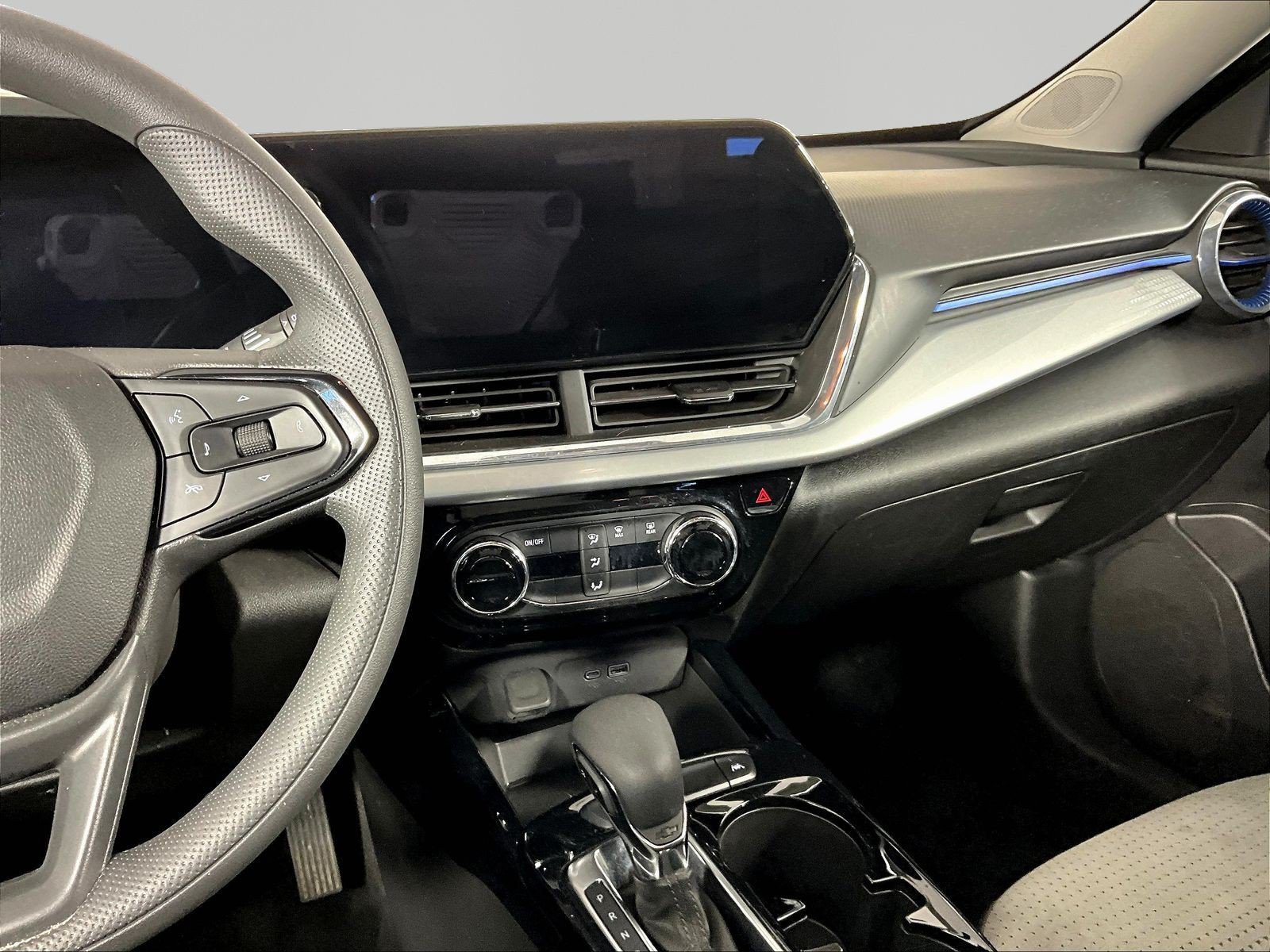 Used 2025 Chevrolet Trax LT FWD image 9
