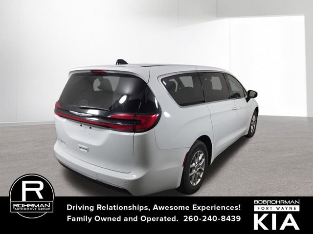 Used 2023 Chrysler Pacifica Touring-L image 6