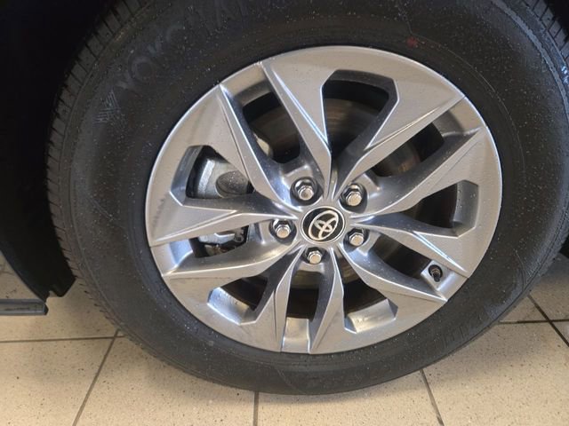 Used 2025 Toyota Sienna LE image 10