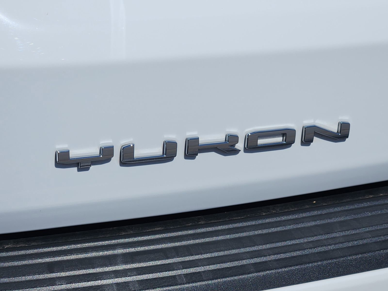 Used 2024 GMC Yukon SLT w/ SLT Premium Package image 12