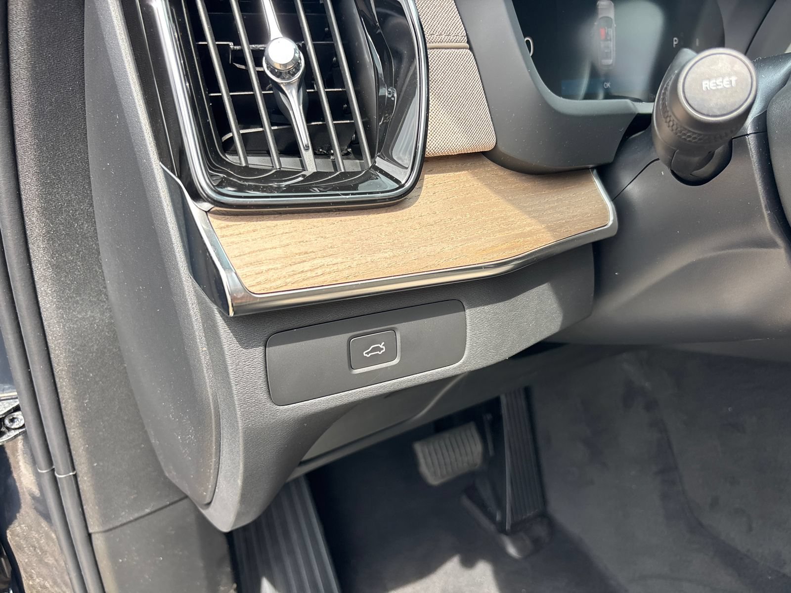 New 2026 Volvo XC90 B6 Plus w/ Protection Package Premier AWD/4WD image 14