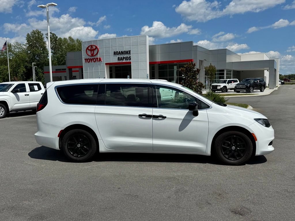 Used 2023 Chrysler Voyager LX FWD image 7