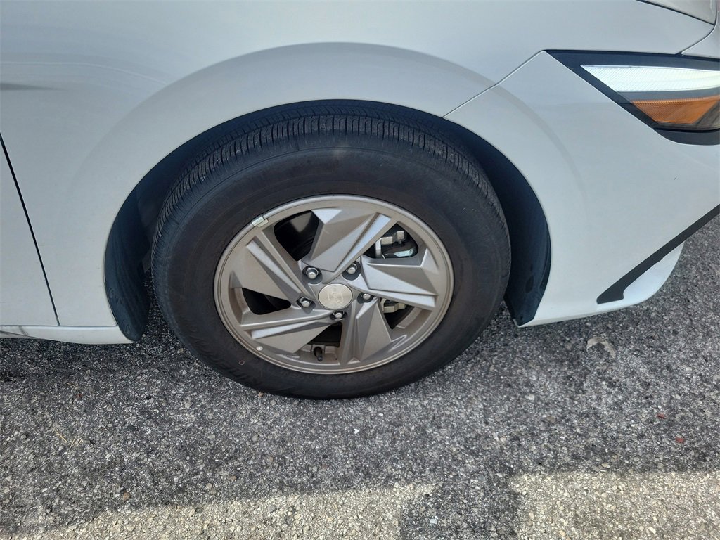 Certified 2025 Hyundai Elantra SE image 6