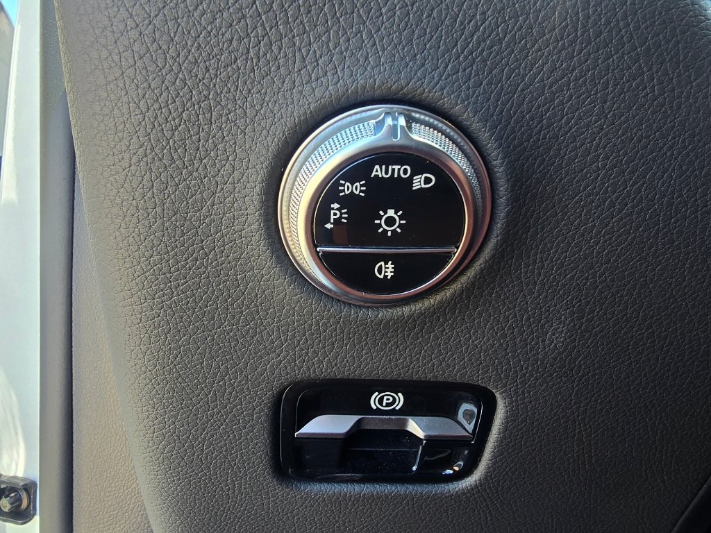 Used 2024 Mercedes-Benz GLC 300 4MATIC image 18