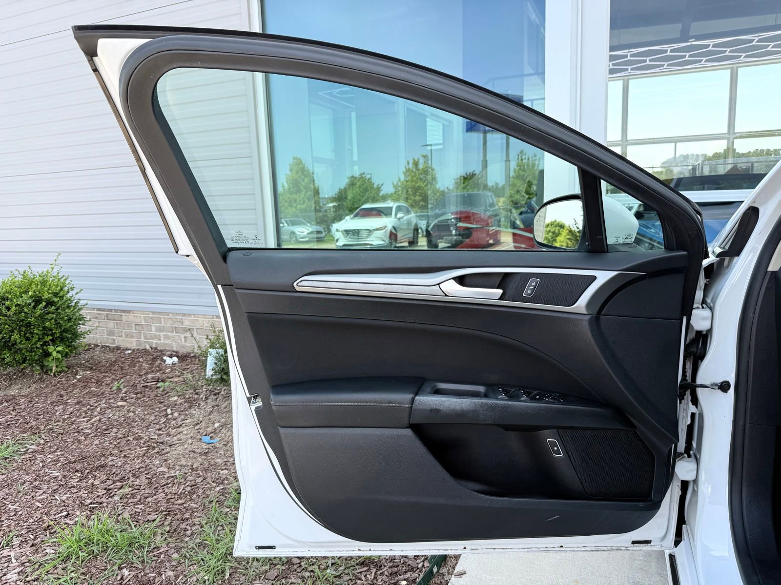 Used 2019 Ford Fusion SE FWD image 12