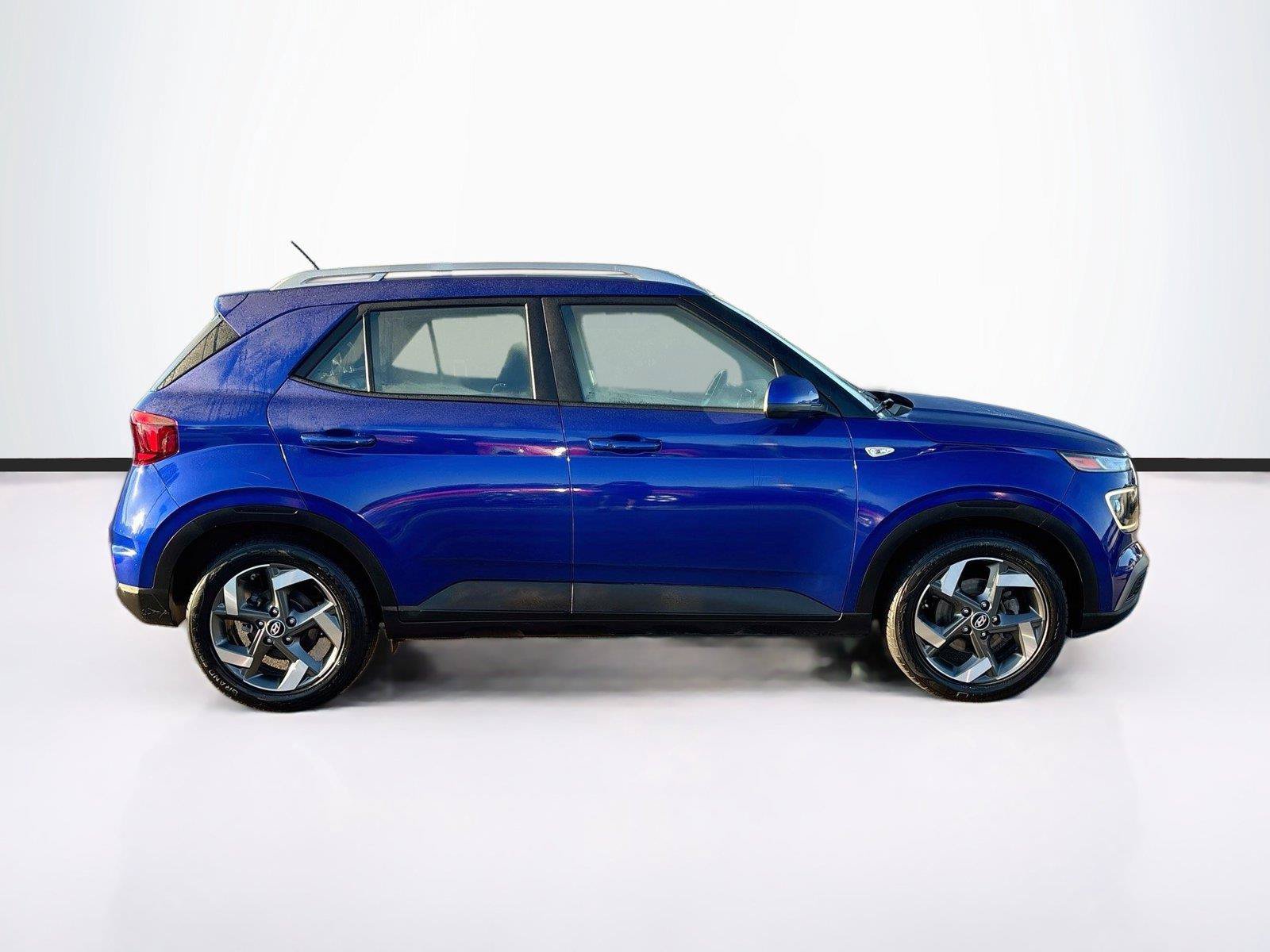 Used 2023 Hyundai Venue Limited FWD image 8