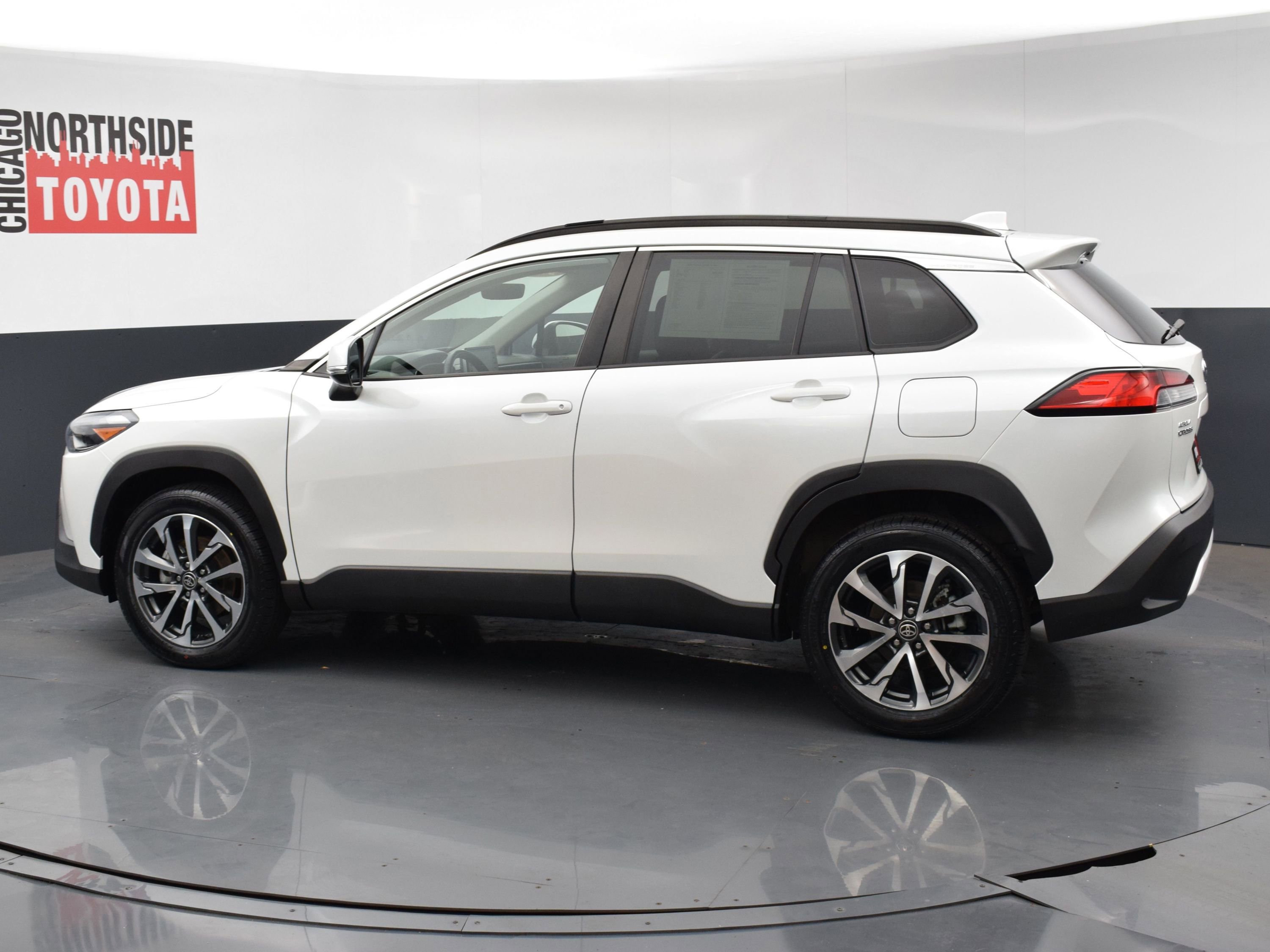 Used 2022 Toyota Corolla Cross XLE image 2