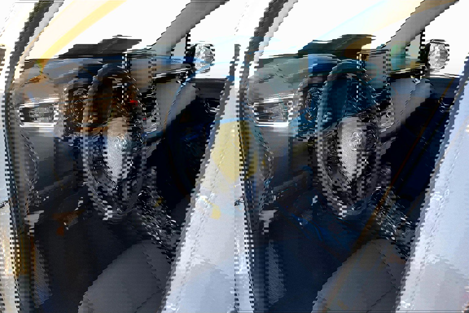 Used 2021 Toyota Corolla LE w/ Carpet Mat Package (TMS) image 12