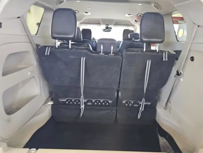 Used 2024 Chrysler Pacifica Touring-L FWD image 6