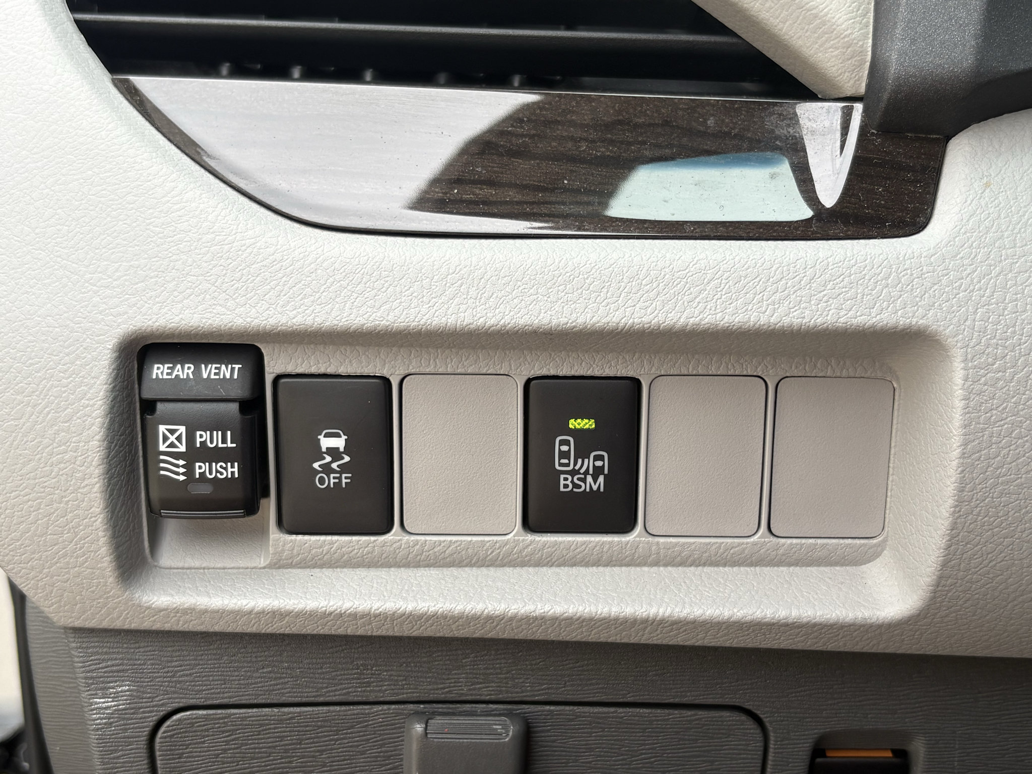 Used 2017 Toyota Sienna XLE FWD image 12