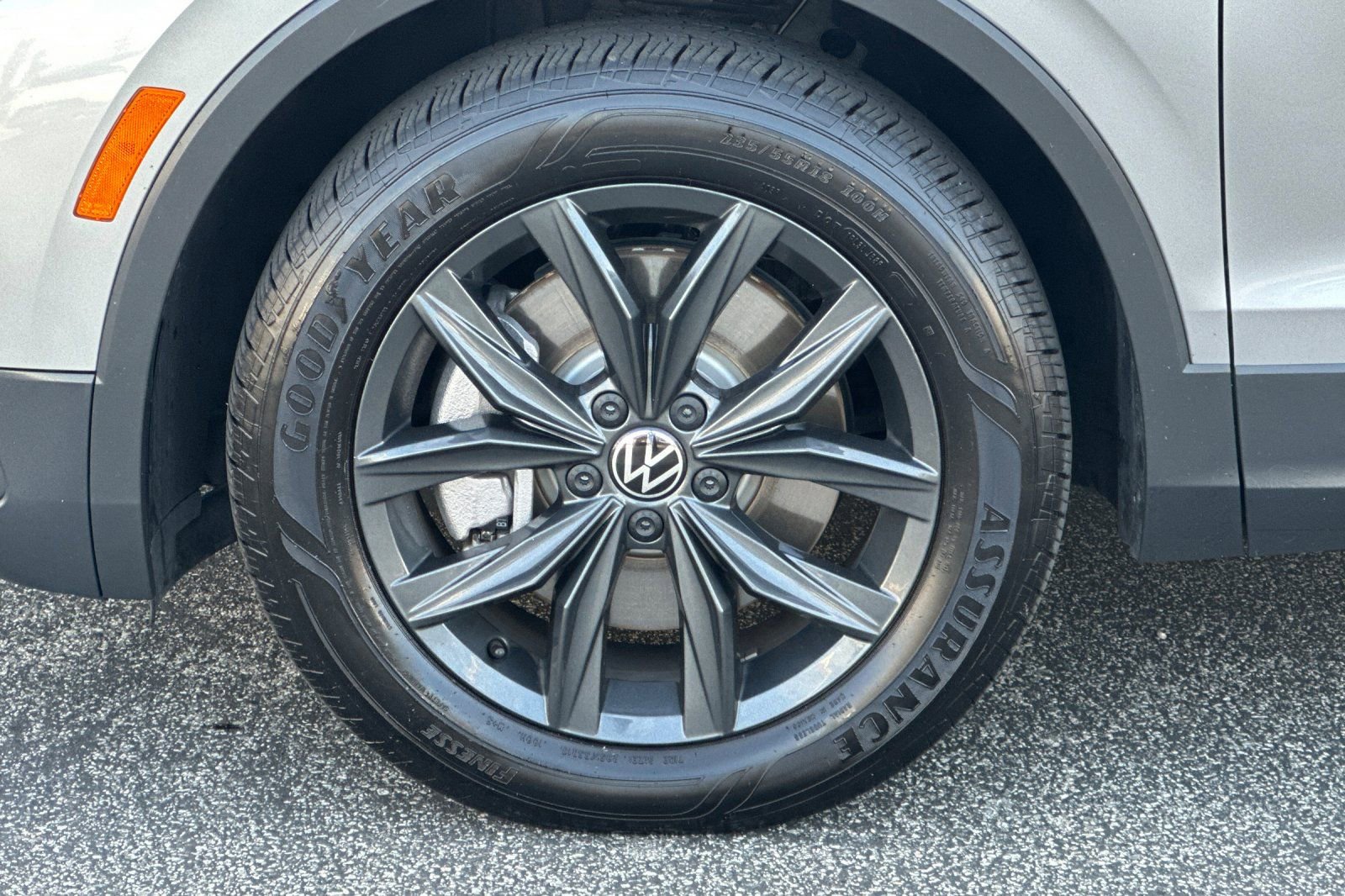 Used 2024 Volkswagen Tiguan SE image 36