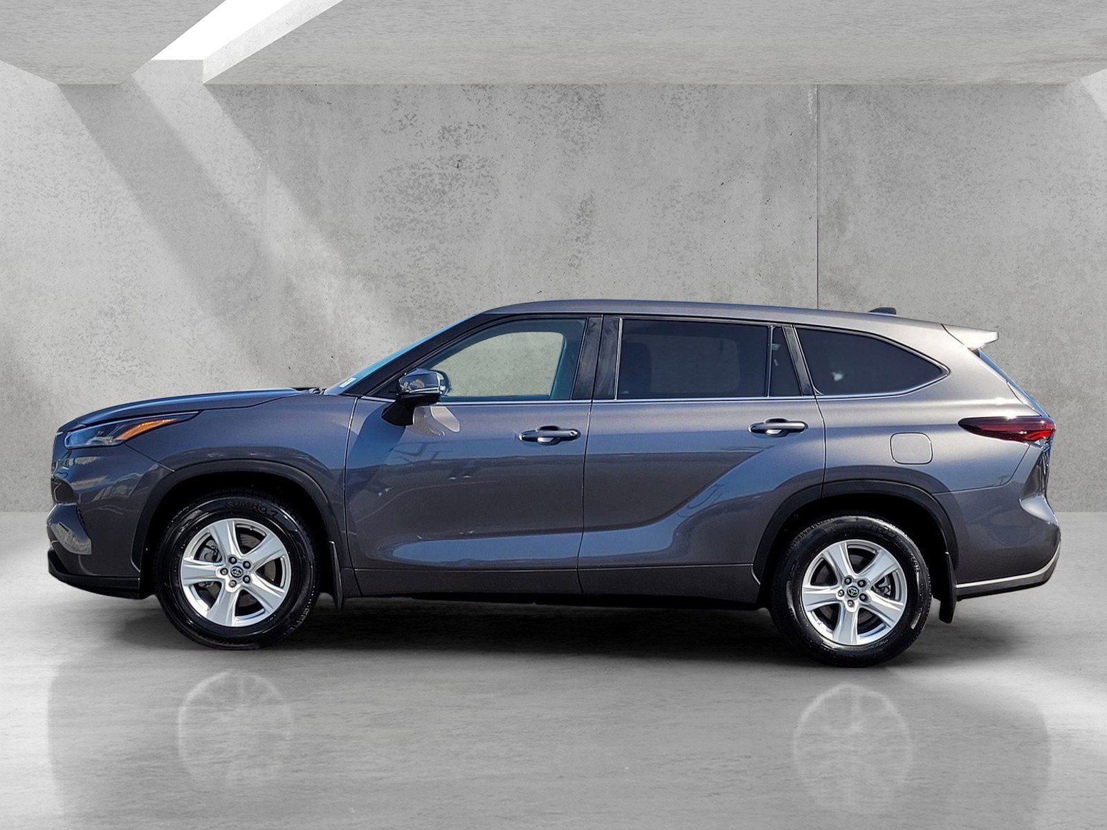 Used 2024 Toyota Highlander LE AWD/4WD image 7