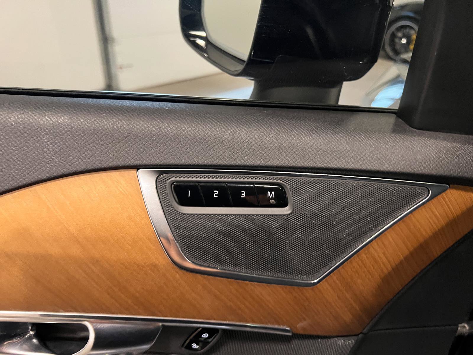 Used 2021 Volvo XC90 T6 Momentum image 25