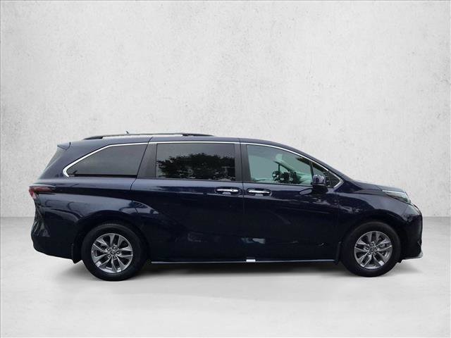 Used 2025 Toyota Sienna XLE AWD/4WD image 4