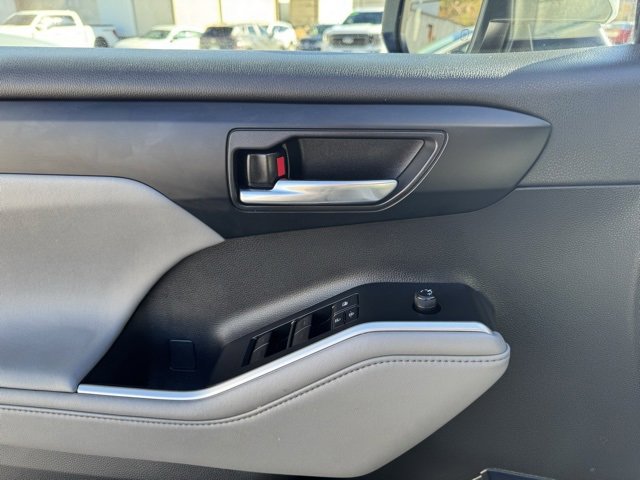 Used 2022 Toyota Highlander XLE image 13