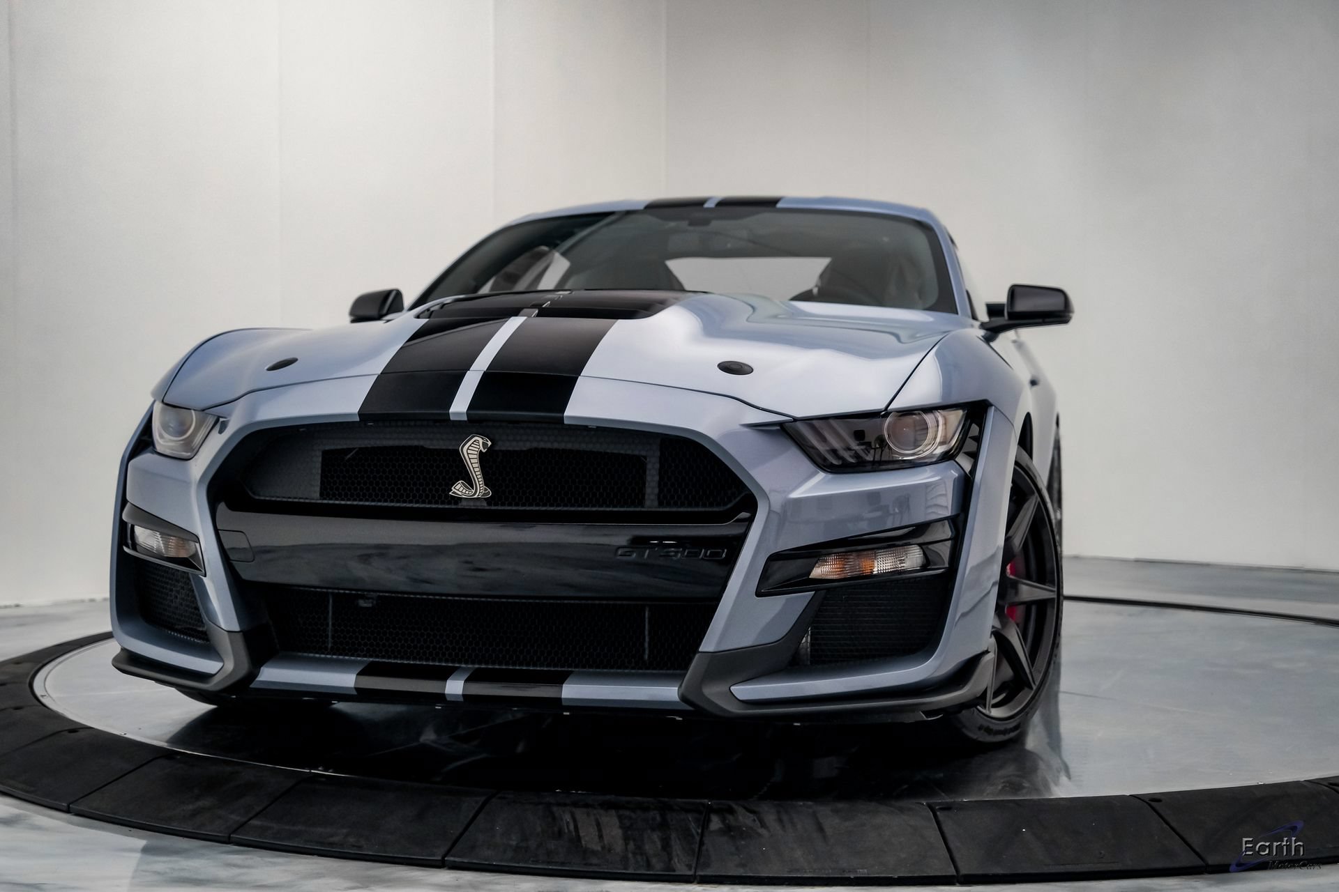 Used 2022 Ford Mustang Shelby GT500 w/ Carbon Fiber Track Pack RWD image 3