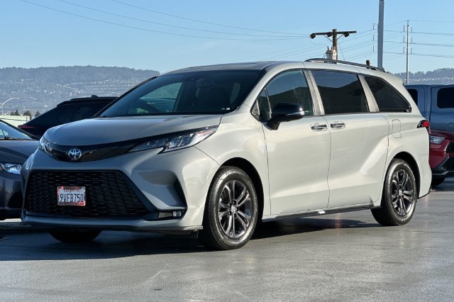Certified 2025 Toyota Sienna XSE w/ XSE Premium Package AWD/4WD image 8