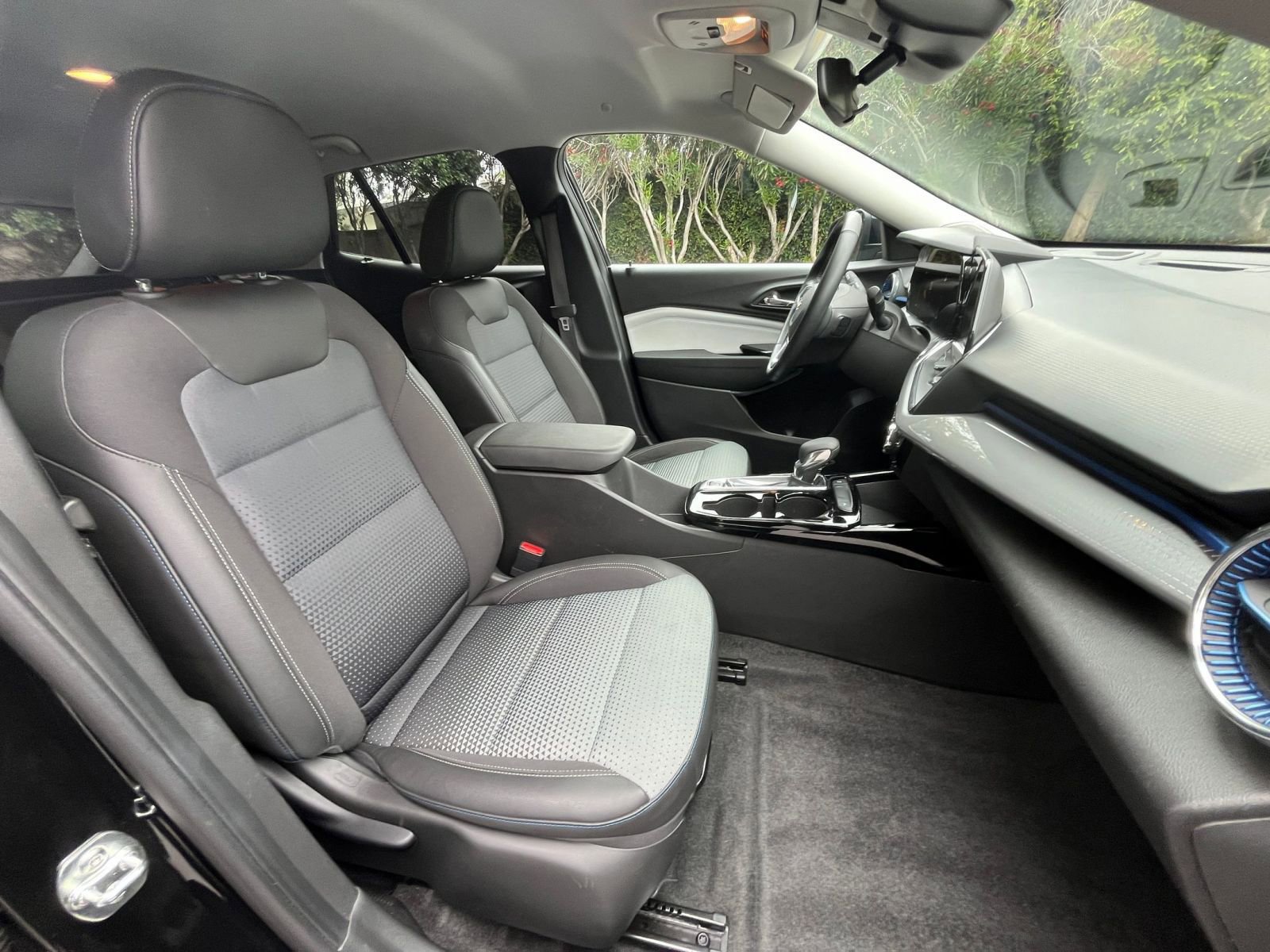 Used 2025 Chevrolet Trax LT w/ LT Convenience Package FWD image 34