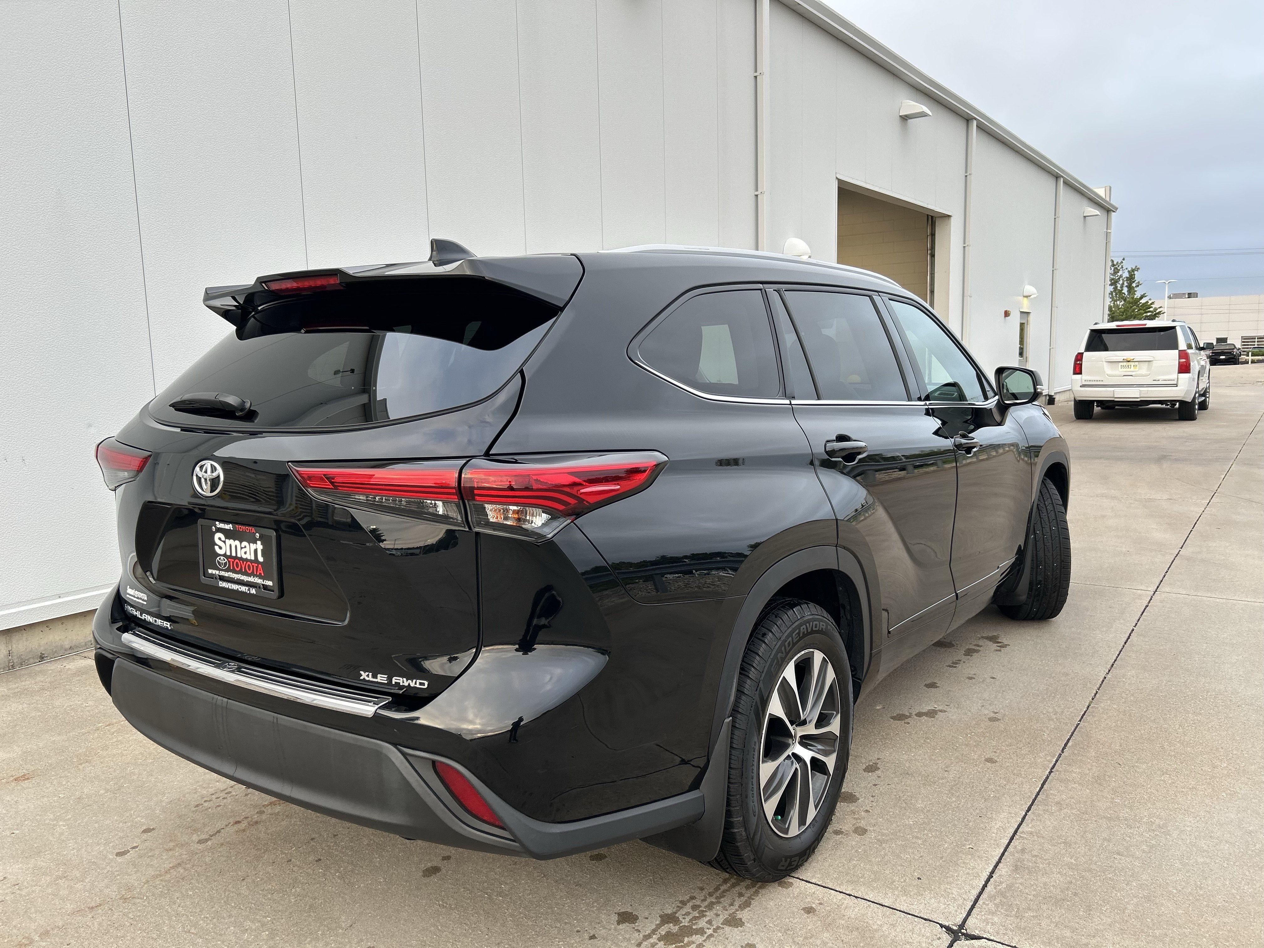 Used 2022 Toyota Highlander XLE AWD/4WD image 5