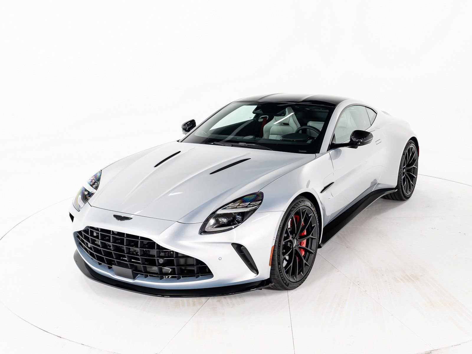 Used 2025 Aston Martin V8 Vantage Coupe RWD image 1