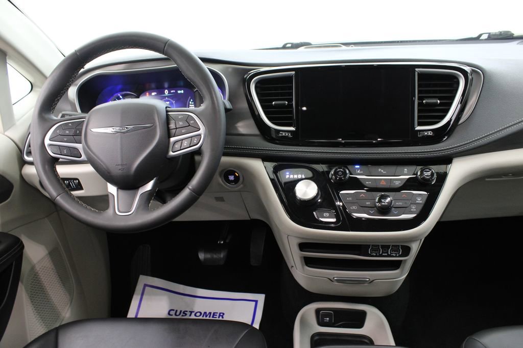 Used 2023 Chrysler Pacifica Touring-L image 9