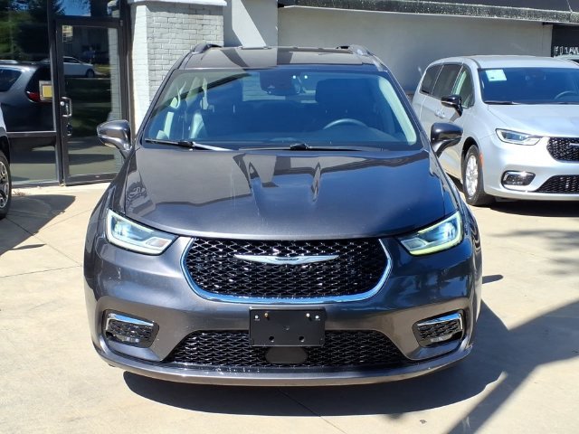 Used 2022 Chrysler Pacifica Touring-L FWD image 2